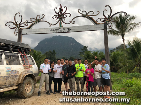  Para sukarelawan dari Kelab Pemilik 4x4 Sibu merakam kenangan sebaik tiba di persempadanan kawasan Belaga.