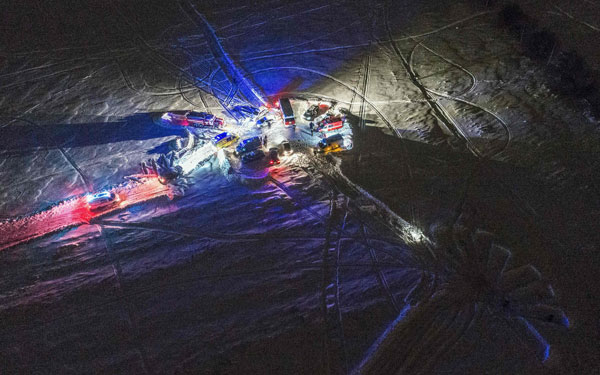  Gambar yang dirakam di daerah Ramensky, pinggir Moscow kelmarin menunjukkan pemandangan dari udara kenderaan kecemasan yang berkumpul di tempat kejadian. — Gambar AFP