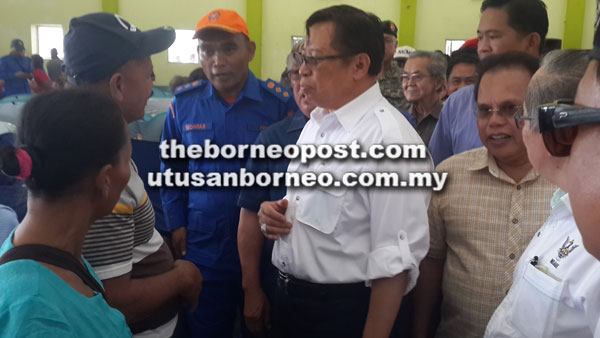  Abang Johari berbual dengan mangsa banjir ketika melawat pusat pemindahan terbabit semalam.