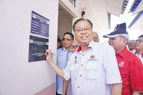 ISMAIL berkesempatan merasmikan sendiri tiga buah rumah PPRT yang telah siap.