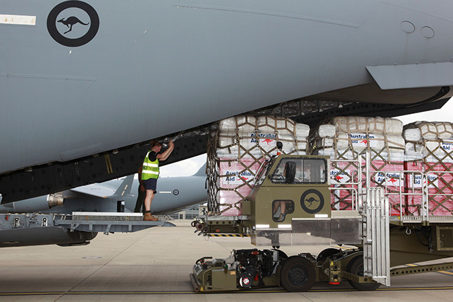  Gambar serahan RAAF semalam yang dirakam kelmarin menunjukkan anggota Amberley Air Load memunggah palet bantuan daripada Australia untuk Tonga ke atas pesawat RAAF C-17A Globemaster di Amberley. — Gambar AFP