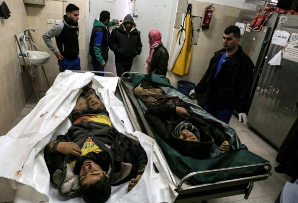  Ahli keluarga hanya mampu menatap pilu mayat kedua-dua remaja Palestin terbabit di rumah mayat sebuah hospital di Rafah, selatan Semenanjung Gaza lewat kelmarin. — Gambar AFP
