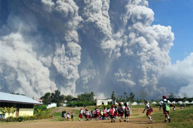 Gunung Sinabung meletus lagi dan memuntahkan asap serta abu tebal ke udara. - Foto AFP