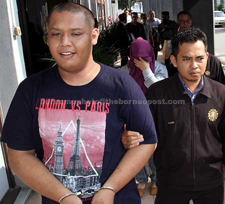  Noraniza (tengah) dan Muhammad Kasim (kiri) didakwa di Mahkamah Sesyen semalam atas tiga pertuduhan melakukan pemerasan terhadap seorang lelaki membabitkan wang berjumlah RM6,800 tiga tahun lalu. — Gambar Bernama