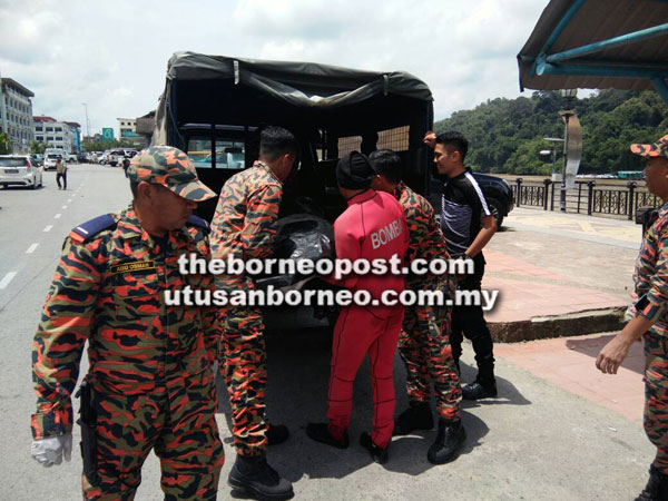  Anggota bomba mengangkat mayat mangsa ke dalam kenderaan polis untuk tindakan lanjut.