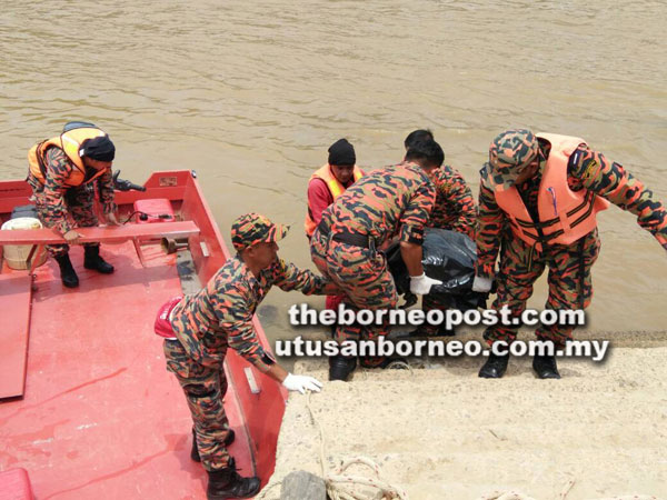  Anggota bomba mengangkat mayat mangsa yang dijumpai sekitar jam 9 pagi semalam sebelum diserahkan kepada pihak polis untuk tindakan lanjut.