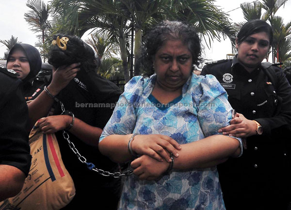  M.A. Ambika (dua kanan) dihadapkan di Mahkamah Majistret Bukit Mertajam semalam atas pertuduhan membunuh seorang pembantu rumah warga Indonesia. — Gambar Bernama