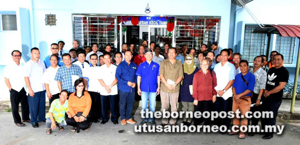  Tangau, Joniston dan Jahid bersama jurutera air daerah, perunding dan pemimpin masyarakat Tuaran dari kampung-kampung yang terlibat selepas mesyuarat dan taklimat di Tamparuli.