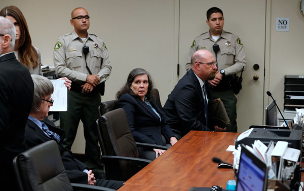  David (kiri) dan Louise (tengah), ibu bapa remaja yang mengurung 13 anak mereka, hadir di mahkamah Riverside, California, kelmarin. — Gambar AFP