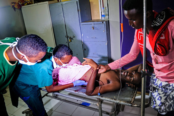  Seorang lelaki cedera akibat serangan bom kenderaan menerima rawatan di  Hospital Madina di Mogadishu, Somalia, kelmarin. Sekurang-kurangnya 18 orang maut dalam dua letupan bom kereta di bandar tersebut — Gambar AFP