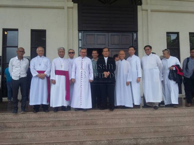 Pemimpin gereja berkumpul di luar Mahkamah Kuching selepas pendengaran kes rayuan di  Mahkamah Persekutuan, hari ini.