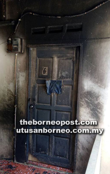  Pintu rumah mangsa terbakar dipercayai selepas dibaling botol berisi minyak petrol oleh seorang lelaki.