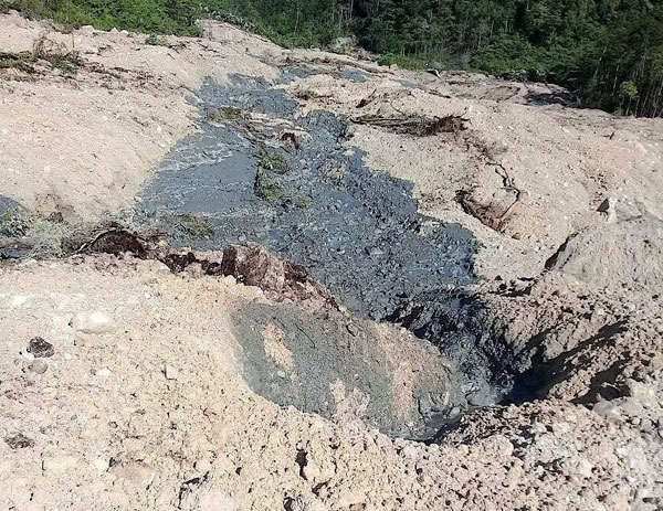  Gambar menunjukkan tanah runtuh dan kerosakan pada sebatang jalan raya                dekat bandar Tabubil selepas gempa bumi melanda Papua New Guinea semalam. — Gambar Reuters