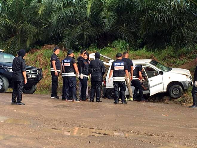 nggota polis memeriksa kenderaan selepas menembak mati tiga lelaki bersenjata di kawasan ladang sawit di Batu 2 Jalan Kalabakan-Keningau berhampiran bulatan Kalabakan, semalam.