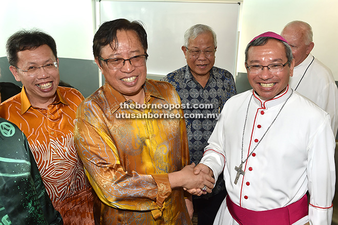  Abang Johari bersalaman dengan Poh (kanan) selepas sidang media sambil disaksikan Manyin (tiga kiri) dan Dr Sim (kiri), semalam.