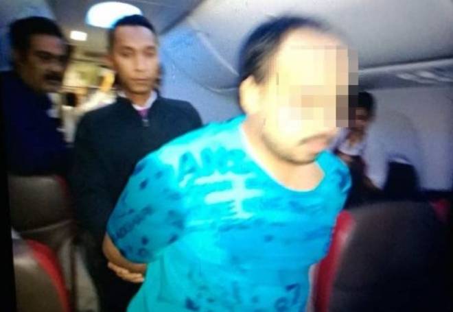 Lelaki yang berbogel di atas pesawat dari KLIA ke Dhaka, Bangladesh dibawa seorang kru penerbangan. ― Foto ihsan Facebook/DTTB