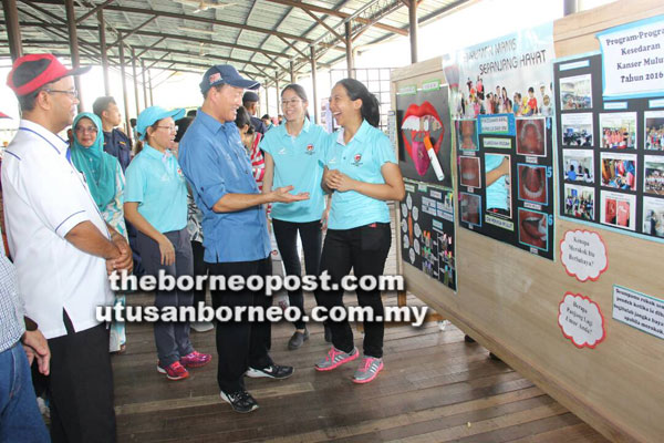  Edward (tengah) meninjau suasana pameran kesihatan.