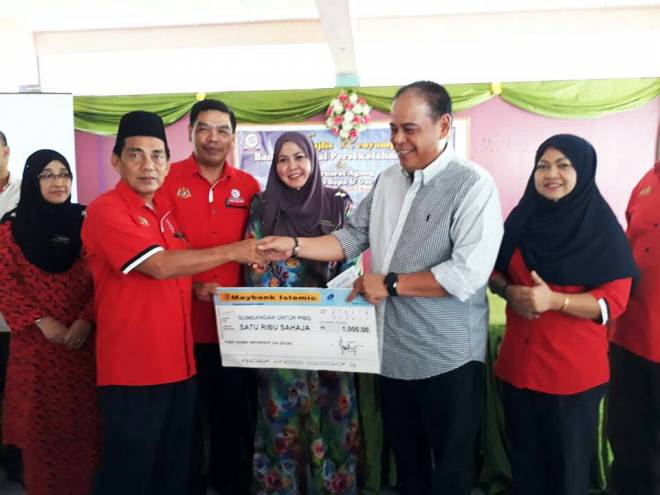 Samsudin menyumbang RM1,000 untuk tabung PIBG SK Mawar, Sandakan.