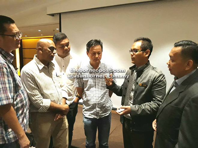 YEOZREE (dua kanan) sempat berbual dengan beberapa wakil media yang menghadiri taklimat itu. Turut kelihatan, Ketua Pengarang Utusan Borneo Lichong Angkui (kanan).