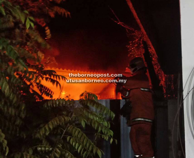 ANGGOTA bomba melakukan pemadaman api di salah sebuah rumah terjejas.