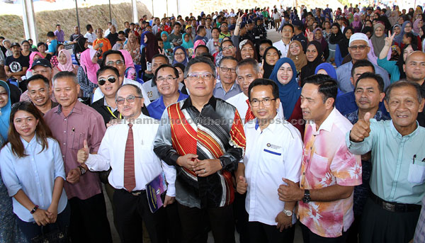  Abdul Rahman (tengah) bersama ibu bapa selepas merasmikan Mesyuarat Agung Persatuan Ibu Bapa dan Guru (PIBG) SMK Tebobon semalam. — Gambar Bernama