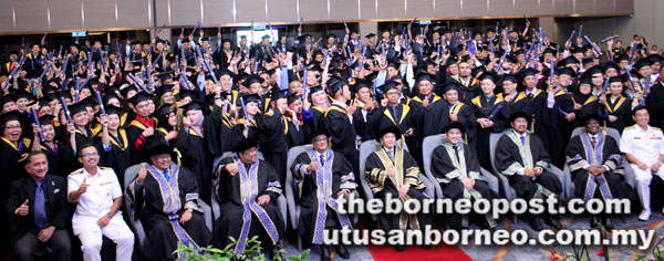  Gazali (duduk, lima kanan) bersama barisan tetamu kehormat lain bergambar bersama graduan yang menerima Diploma Persijilan Kemahiran Malaysia.