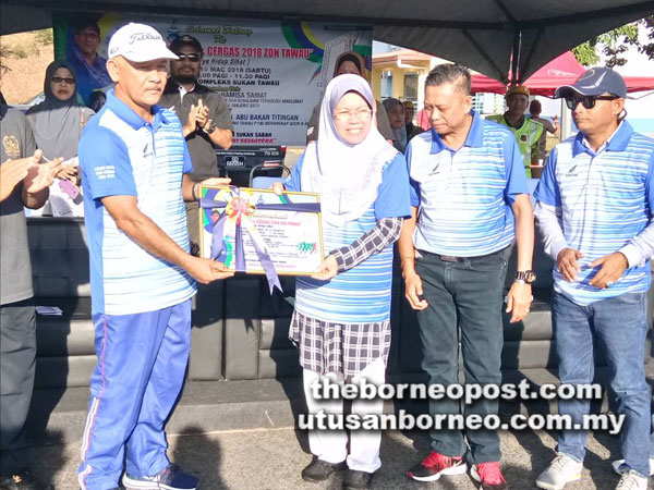  Hamisa menerima cenderahati daripada penganjur.