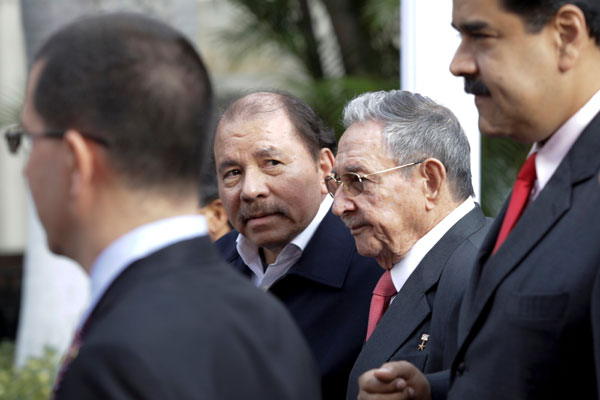  Gambar fail 5 Mac lalu menunjukkan (dari kiri) Presiden Nicaragua mengiringi Castro dan Presiden Venezuela Nicolas Maduro semasa menghadiri persidangan di Caracas. — Gambar Reuters