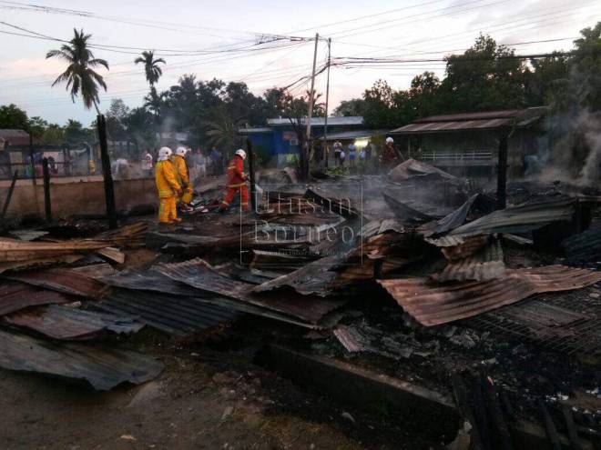 Anggota bomba melakukan pemeriksaan serta pemadaman bara api sebelum operasi ditamatkan sepenuhnya, hari ini.