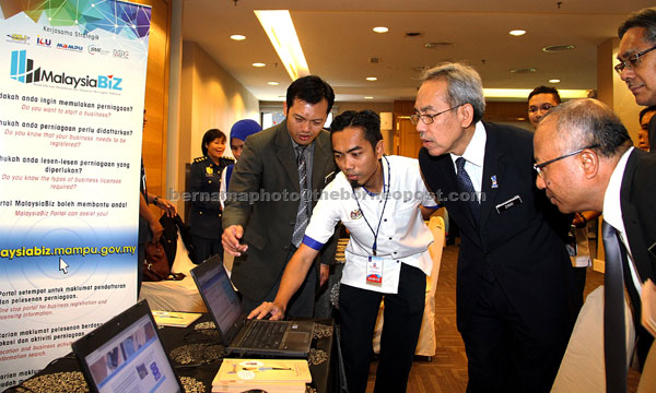  Ahmad Zaki (tiga kiri) melihat pameran dari Malaysia- BIZ pada Pelancaran Program ‘Business Licenses Outreach’ (BLESS), semalam. Program tersebut memberi peluang kepada komuniti perniagaan di negeri Sabah berinteraksi secara dua hala dengan Pihak Berkuasa Melesen untuk mendapatkan bantuan mengenai perniagaan yang diceburi serta keperluan lesen. — Gambar Bernama