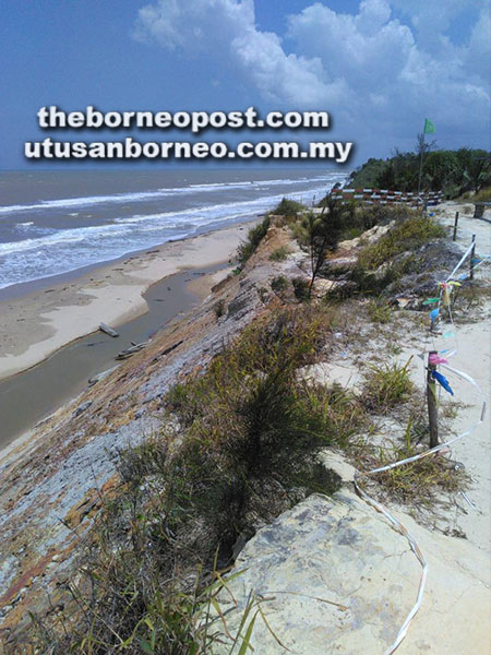  Keadaan tebing pantai semakin terhakis dan memerlukan perhatian segera pihak berkuasa berkaitan. 