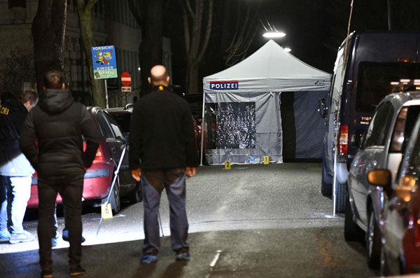  Polis memeriksa kawasan di luar kediaman duta Iran di Vienna pada awal semalam selepas seorang lelaki menyerang pengawal dengan pisau ditembak mati. — Gambar AFP