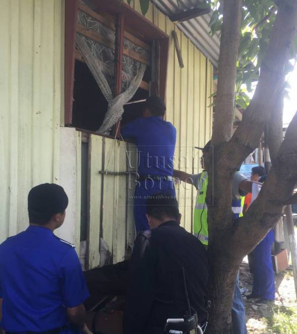 Anggota DBKK terpaksa memanjat tingkap rumah individu yang dikehendaki bagi membuka kunci pintu selepas tidak mendapat respon daripada pemilik rumah.