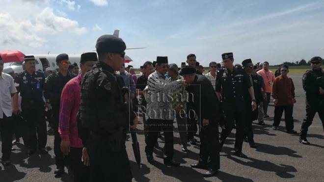 Ketibaan Ketua Menteri dan rombongan di Lapangan Terbang Tawau disambut oleh Speaker Dewan Undangan Negeri.