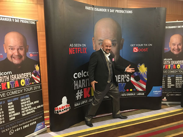  Harith beraksi secara spontan semasa sidang media bersama beliau sempena program Siri Jelajah Komedi dalam #KitaOK Jelajah Komedi Harith Iskander ‘Live’ 2018 di Kuching.