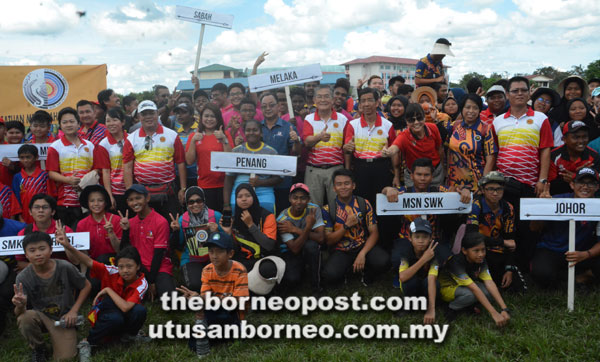 Kennedy (tengah) bersama tetamu serta pasukan yang mengambil bahagian pada Kejohanan Memanah Outdoor Sarawak Edisi Ke-19 di Sibu petang semalam.