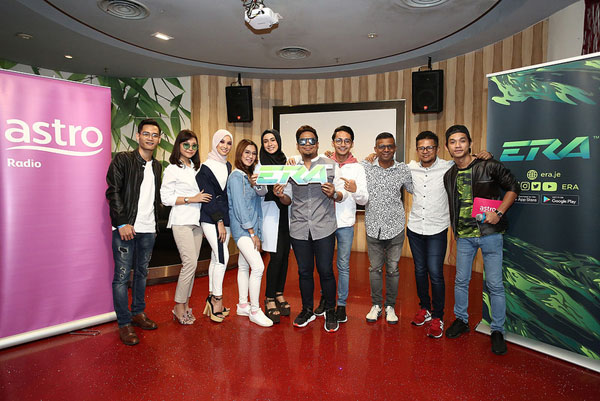  Dhan (tiga kanan) bersama dengan barisan artis yang turut serta dalam memeriahkan pelancaran program pencarian bakat baharu ‘Cover Star ERA’ yang diadakan di Kuala Lumpur baru-baru ini.