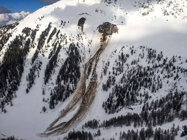  Gambar rakaman Jumaat lalu yang diserahkan Polis Canton Valais kelmarin menunjukkan keadaan di tempat kejadian yang meragut empat nyawa di Vallon d’Arbi, di atas bandar Riddes, barat Switzerland. — Gambar AFP