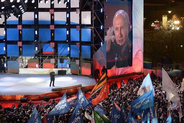  Putin berucap di hadapan orang ramai semasa rali dan konsert meraikan ulang tahun keempat perampasan Crimea di Dataran Manezhnaya di Moscow, kelmarin. — Gambar AFP