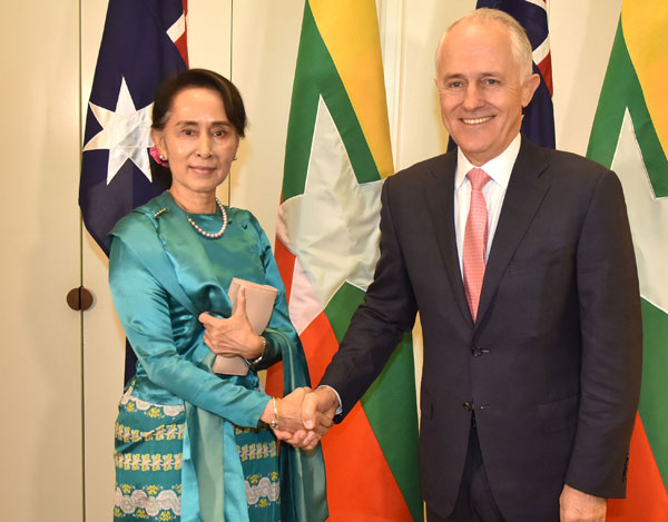  Suu Kyi berjabat tangan dengan Turnbull sewaktu pertemuan mereka di Rumah Parlimen di Canberra, semalam. — Gambar AFP