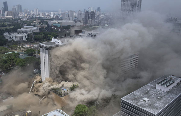  Puluhan jentera bomba giat memadam kebakaran yang memusnahkan beberapa tingkat bangunan Waterfront Manila Pavilion Hotel and Casino di Manila, kelmarin. — Gambar AFP