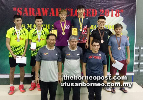  Marzuki, Shaifulbahri dan Mias bersama pemenang pertandingan badminton di Kuching kelmarin.
