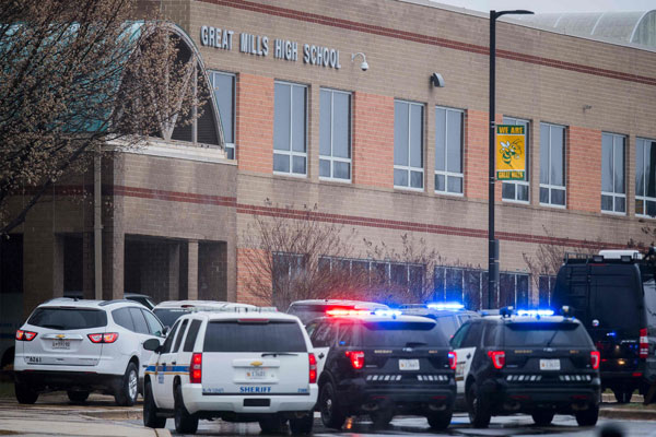  Kenderaan penguat kuasa undang-undang memenuhi laman Sekolah Tinggi Great Mills di Great Mills, Maryland susulan serangan tersebut, kelmarin. — Gambar AFP