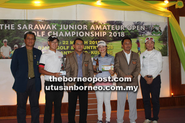  Malcom (dua kiri) dan Zulaikah (tiga kanan) bergambar kenangan bersama Edwin (tiga kiri), Roslan (dua kanan) dan Sahary (kiri) selepas majlis penyampaian hadiah.