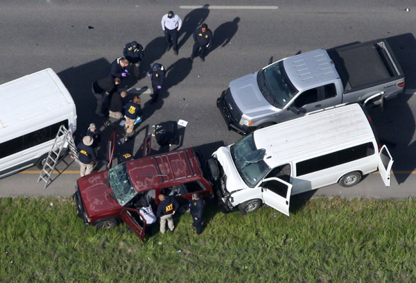  Pegawai penguat kuasa memeriksa kenderaan milik suspek bom, Conditt (sisipan), yang meletupkan diri sendiri di tepi lebuh raya di utara Austin di Round Rock, Texas kelmarin. — Gambar Reuters