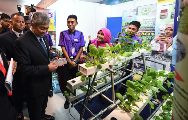  Zahid (kiri) melihat tanaman hidroponik ketika melawat ke tapak pameran pada Majlis Perasmian Ekspo Pendidikan, Latihan Teknikal dan Vokasional (TVET) Malaysia 2018 di Pusat Dagangan Dunia Putra (PWTC), di Kuala Lumpur semalam. — Gambar Bernama