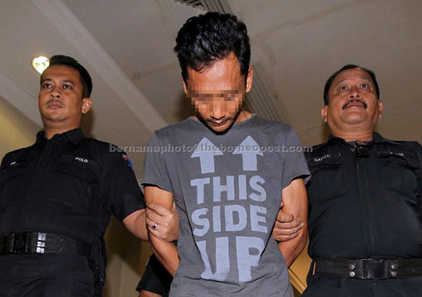 Nasrul (tengah) dibawa anggota polis ke Mahkamah Sesyen Kuantan, semalam. — Gambar Bernama