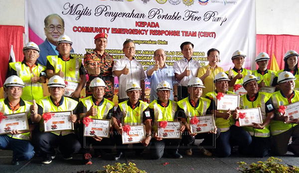 Lima belas tim CERT ke nerima 'portable fire pump' begambar bebala mayuh enggau Uggah, (empat ari kanan) Dr. Sim,  Pau (tiga ari kiba) Nor Hisham enggau Dr Chai.