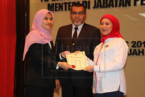 Nancy ditemani Ahli Parlimen Limbang Hasbi Habibollah menyampaikan sijil kepada peserta bengkel.
