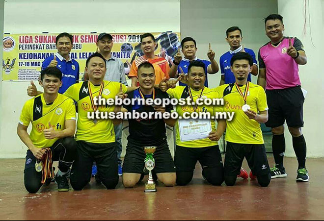  Pasukan Sibu Jaya bersama hadiah dimenangi setelah muncul juara kategori lelaki.